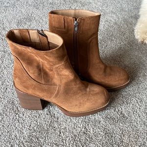 Universal thread suede boots